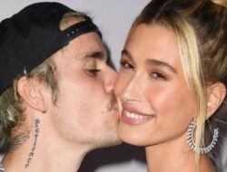 Hailey Baldwin Kuatkan Mental Justin Bieber yang Terseret Tindak Kejahatan P Diddy, Pakai Kalung Inisial JBB